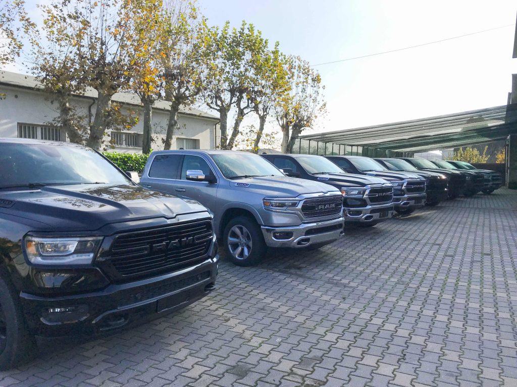 Dodge e Ford pick-up americani